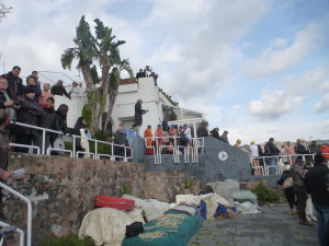 Pubblico straripante affacciato dalle terrazze della Ionica 