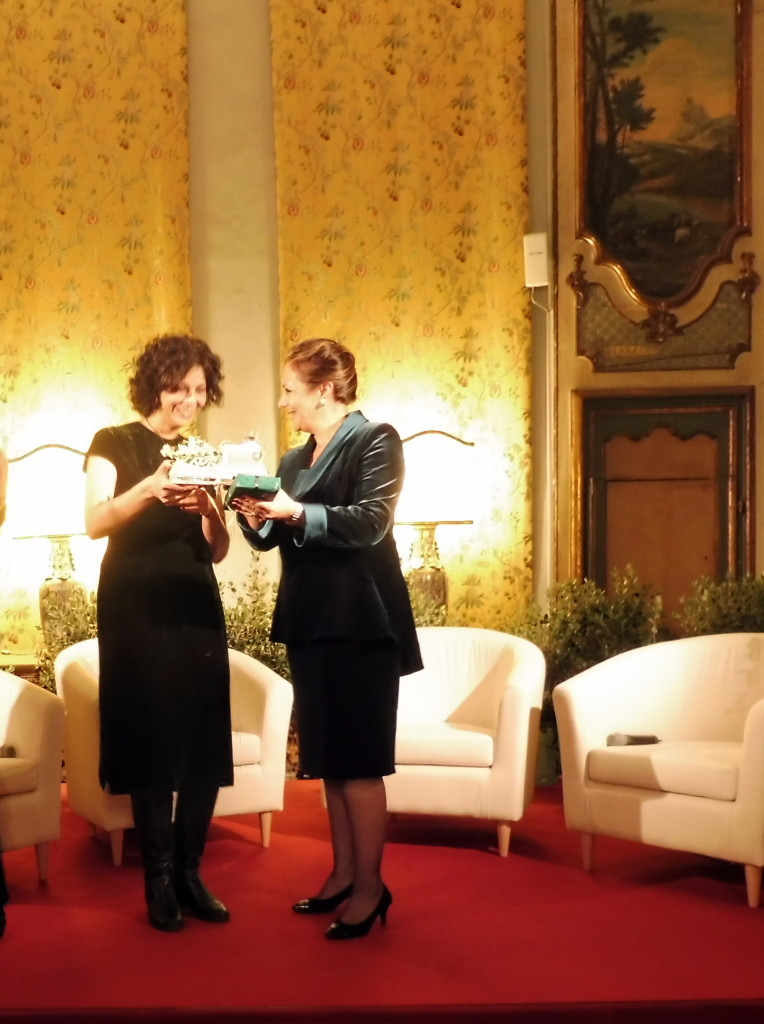 NADIA WALY RICEVE IL PREMIO DA CATAREINA COSTANZO