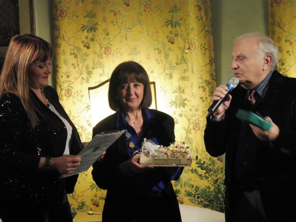 FULVIA CAFFO CONSEGNA IL PREMIO A DOMENICO TEMPIO