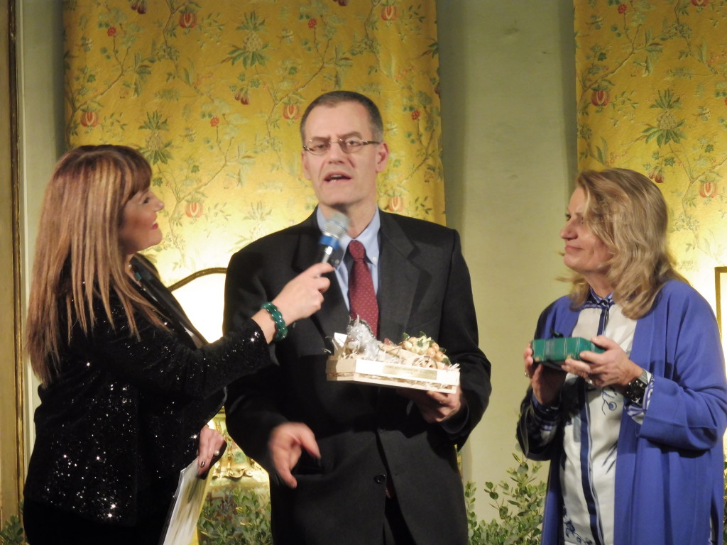 ANTONIO TROIANO RICEVE IL PREMIO DA SARAH ZAPPULLA MUSCARA'