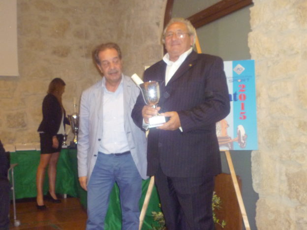 il vice Presidente AC Caltanissetta premia MICHELE GUARINO, un altro veterano che non vuole mollare neanche lui