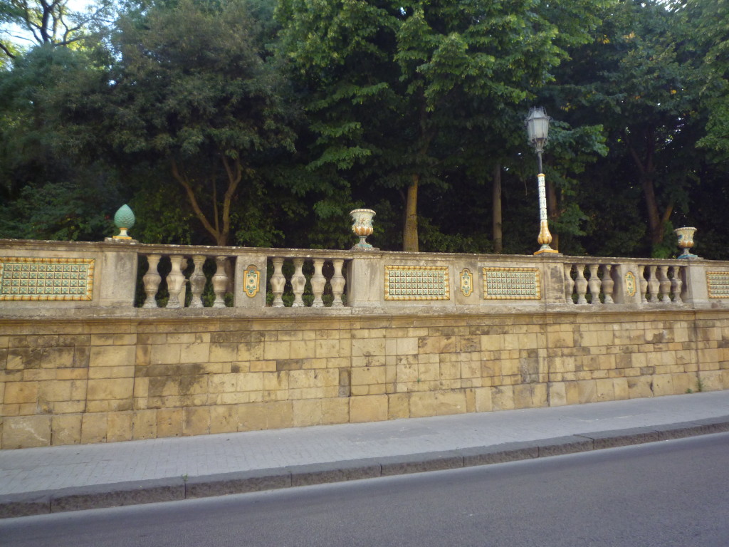 La passeggiata  in via  Roma  e sopra uno dei viali della Villa Comunale