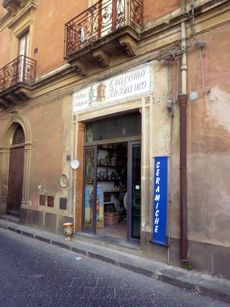 Un negozio di ceramiche  al quartiere  San Giorgio