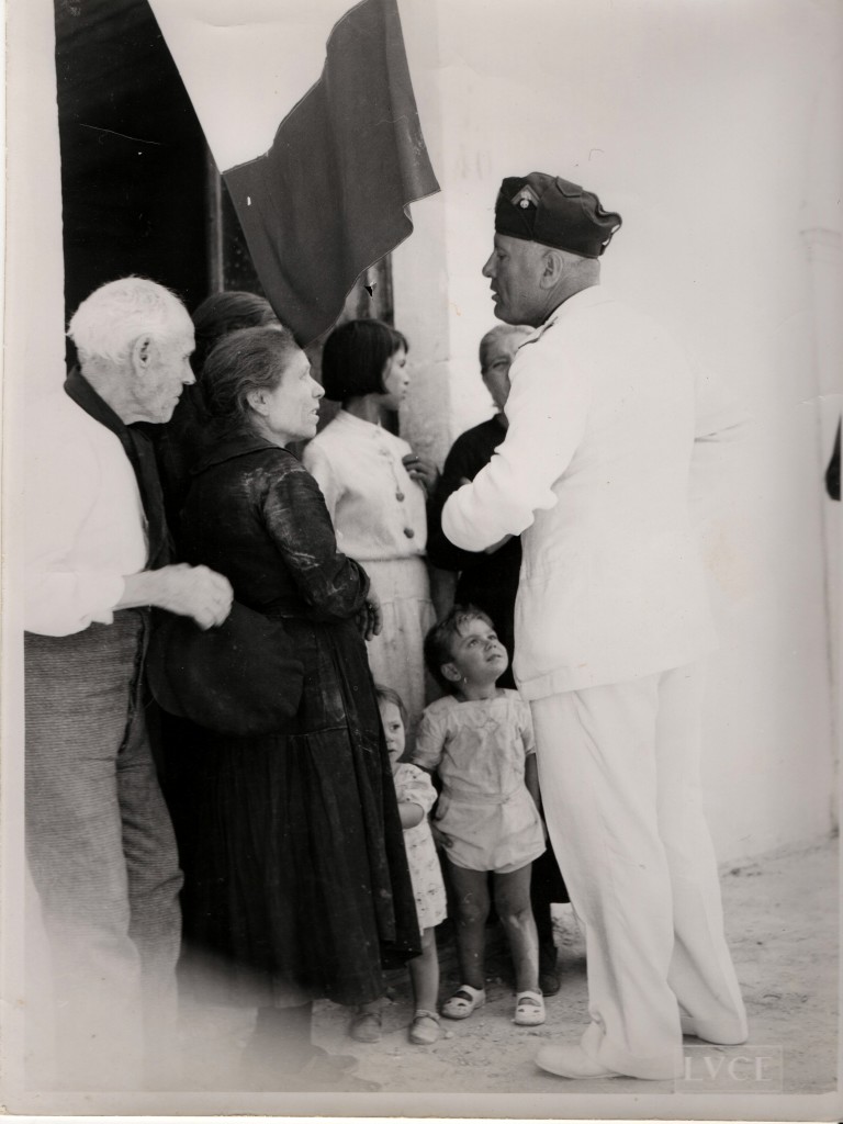 Una  foto di Mussolini in visita nel calatino