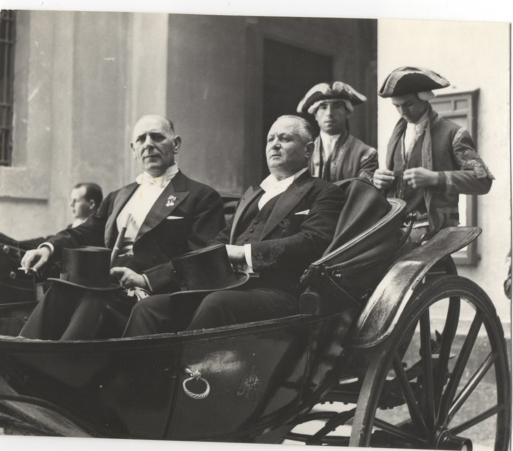 1958 Il Sindaco Comm. Giacomo Barone e il vice Sindaco Comm.Ignazio Cannizzo escono dal palazzo comunale