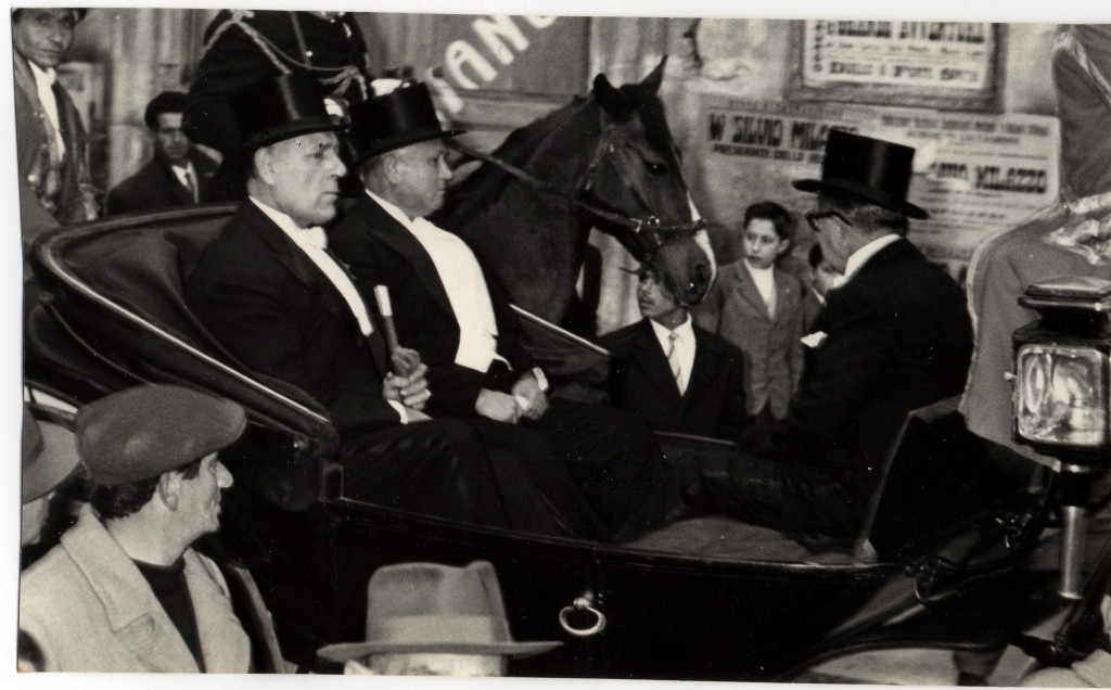 Il Sindaco Barone a sin e il vice Sindaco  Comm Cannizzo  sulla carrozza del senato(1958)