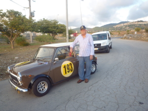 il professore Michelamgelo Scaccianoce, 89 anni, piolta  della Mini  1300 tc