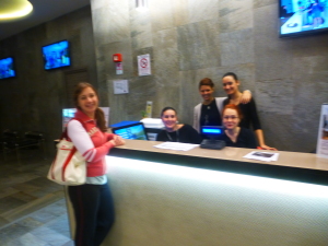 una  cliente, Eleonora Ferreri,con le ragazze della reception piscina