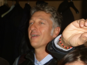 Lo sguardo divertito di Turi greco, marito della" modella" Flavia 