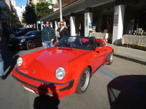 Vincenzo Spatafora, concessionario porsche, con Mariella gennarino e una 911 del 1993