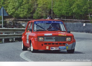 una  fiat 128 gr 2  in gara nel 2009,nella parte alta  del percorso, ove  si notano sopra e sulla destra bandelle  di limitazione pubblico, e avvisi di zona vietata al pubblico.