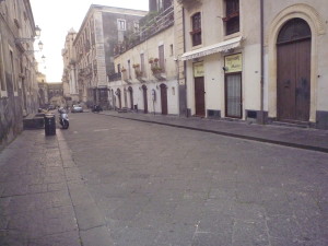 via Crociferi e sullo sfondo la  Chiesa di San Francesco Borgia