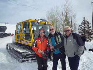 Franz  Zippere , capo del Soccorso Alpino, con Nino Mazzaglia( l'uomo delle nevi) e  un dipendente  dell'osservatorio scientifico e  vulcanologico