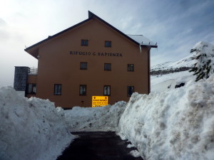 Rifugio Sapienza  al livello di guardia (  di neve  per fortuna .. e non di lava !!)