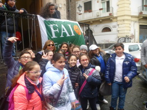 GIUSI BELLONE  COI SUOI RGAZZI DELLA SCUOLA VERGA