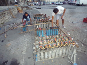 UNA  BATTERIA  DI FUOCHI D'ARTIFICIO.