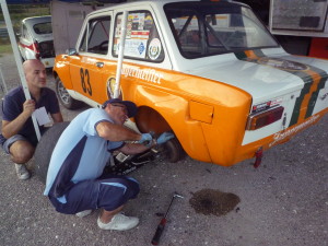 SALVO TUDISCO AL LAVORO SULLA FIAT 128 GR DEL VS  CRONISTA