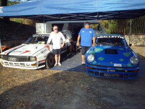 IL TEAM BALLETTI  CON MASSIMO PEROTTO  E CARMELO BALLETTI ( UN AUDI E UNA POSCHE )