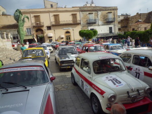 TUTTE LE VETTURE IN PIAZZA A FINE GARA