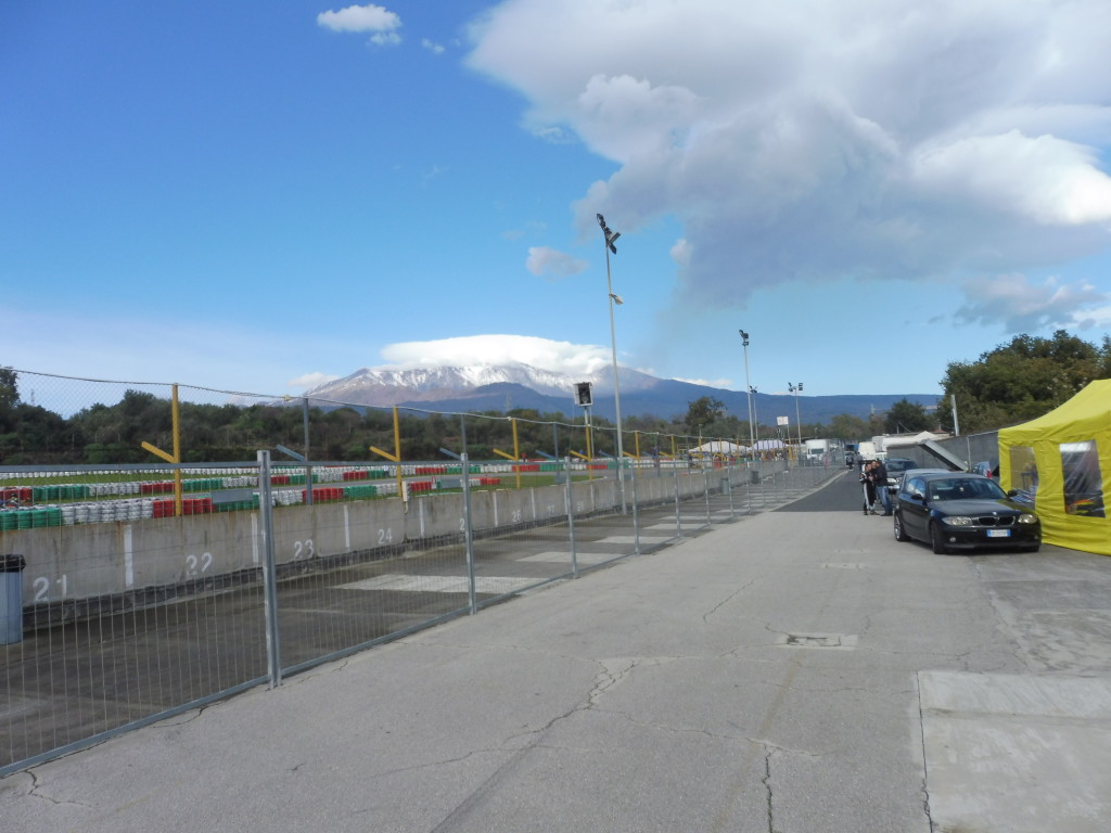 UNO SCORCIO DEL CIRCUITO DELL'ETNA A ACIREALE