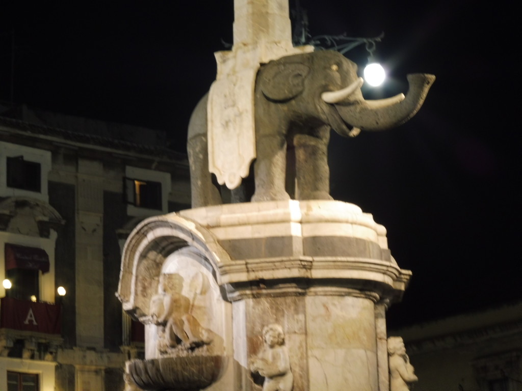 uscendo dalla chiesta ti trovi davanti 4 meraviglie tutte in una Piazza Duomo affascinante