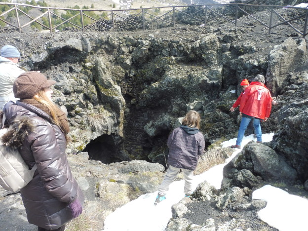 UNA GROTTA DOVE VENIVA CONSERVATA LA NEVE DEI GRANITARI