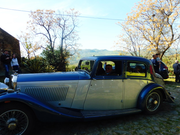 UNA BENTLEY CON OSPITE TURI CONSOLI