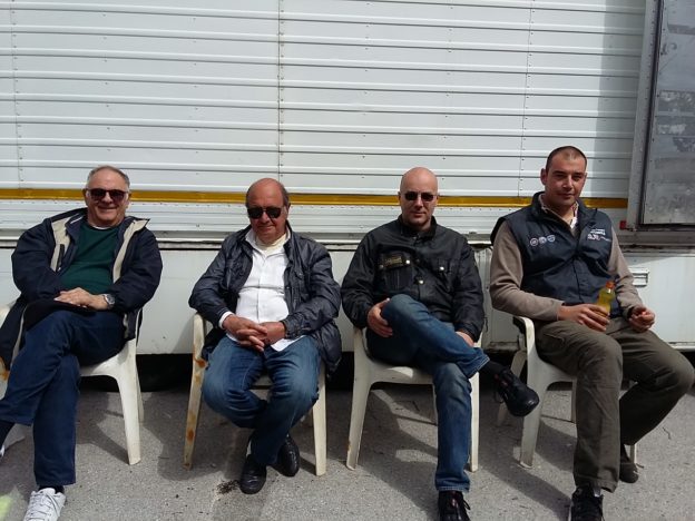 RELAX DAVANTI AL BILICO , DA SX Vincenzo BARONE, MICHELE MARINO,GIACOMO BARONE, CLAUDIO BENEDETTI