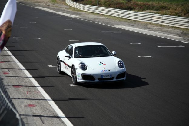 UNA DELLE VETTURE GUIDATE DAI PILOTI DEL DRIVING NELL RETTILINEO PRINCIPALE