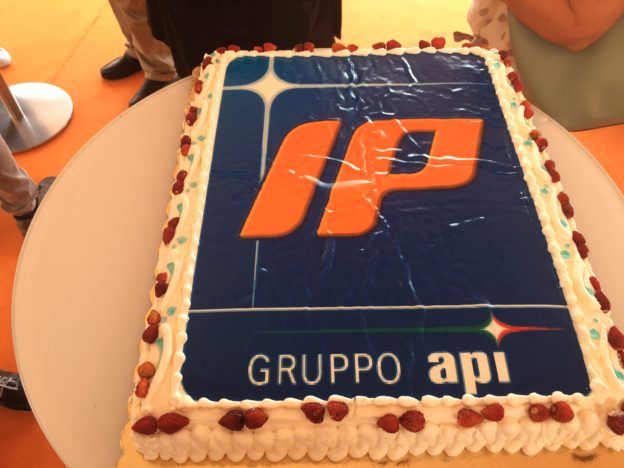 UNA GRANDE TORTA CON IL LOGO IP