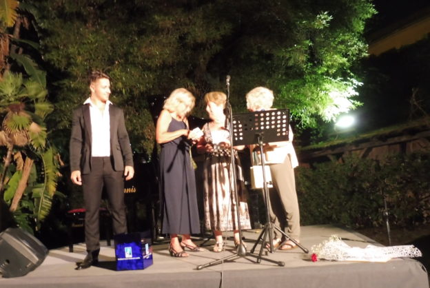 LA PREMIAZIONE DI UNA SIGNORA CHE HA VINTO UN BRACCIALE DI CORALLO DEL MAESTRO LONGOBARDO