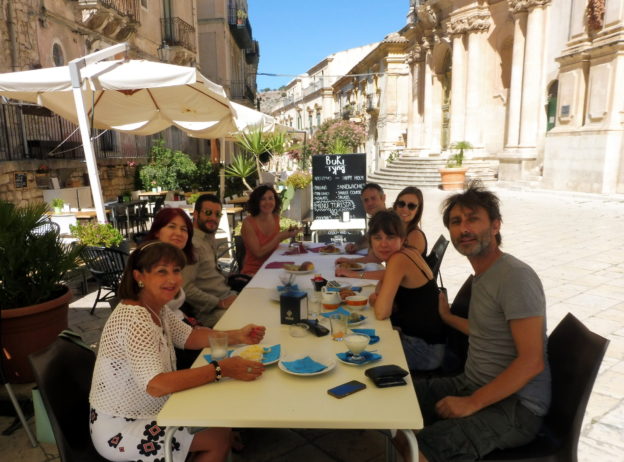 COLAZIONE IN PIAZZA DAVANTI LA QUESTURA DI vigata CON fULVIA caffo, FRANCESCO CAFISO,NUNZIO MASSIMO NIFOSI'