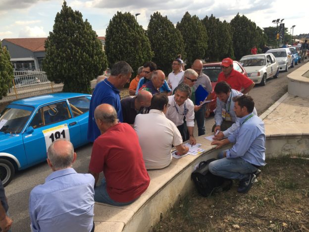 IL CAPO DEI TECNICI ING MARTORANA ALLA RICERCA DI UN TAVOLO E UNA SEDIA 