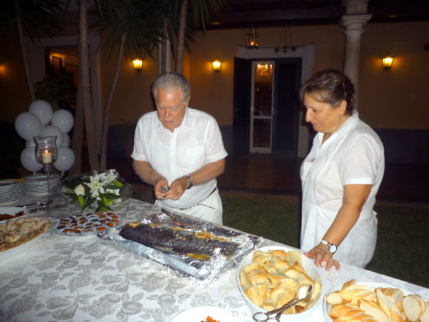 IL PADRONE DI CASA ALLE PRESE CON UN SALMONE