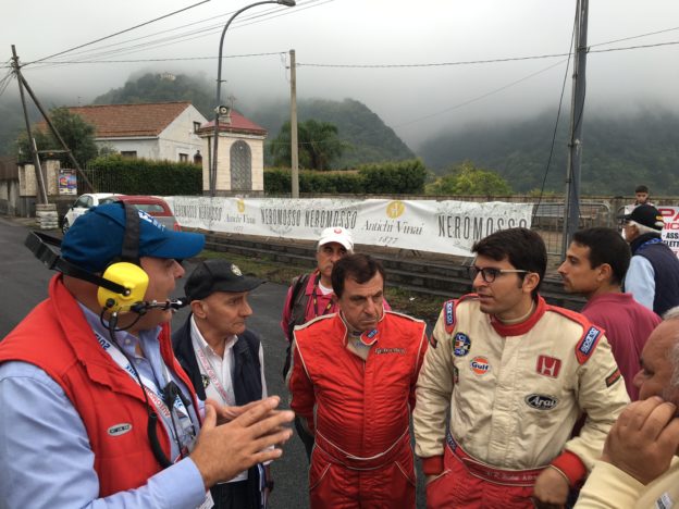 LUCIO BONASERA PARLA CON I NICOLOSI PADRE E FIGLIO