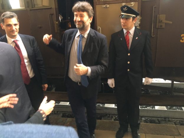 APPENA SCESO DAL TRENO IL MINISTRO FRANCESCHINI SI DIRIGE ALL'INTERNO DELLA PICCOLA STAZIONE