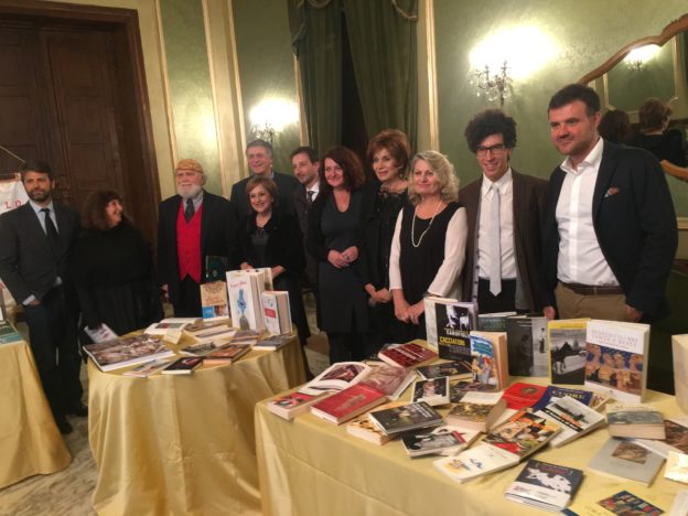 FOTO DI GRUPPO PER I PREMIATI NELLA SEDE DEL CIRCOLO ATHENA